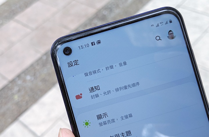圖:在預設的桌布主題下,Galaxy A60 的前鏡頭挖孔其實不太顯眼,但在白底畫面下,看起來就會比較明顯一些。 圖:在預設的桌布主題下,Galaxy A60 的前鏡頭挖孔其實不太顯眼,但在白底畫面下,看起來就會比較明顯一些。