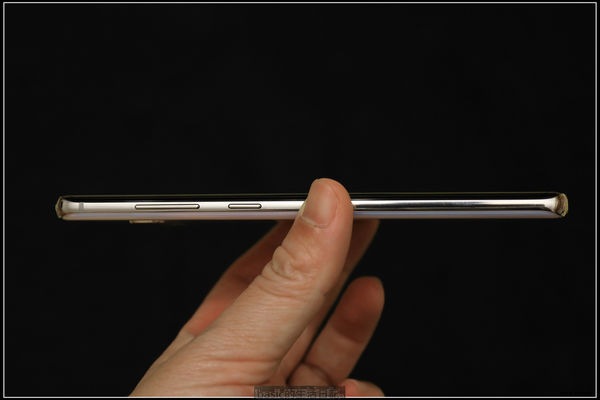 Samsung Galaxy S10+ 手機的四邊 Samsung Galaxy S10+ 手機的四邊