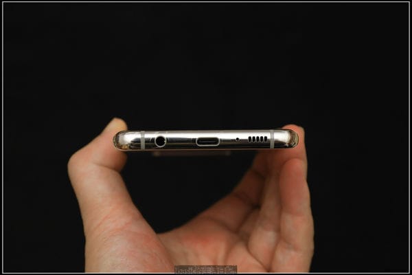 Samsung Galaxy S10+ 手機的四邊 Samsung Galaxy S10+ 手機的四邊