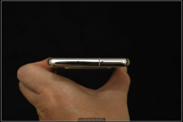 Samsung Galaxy S10+ 手機的四邊 Samsung Galaxy S10+ 手機的四邊