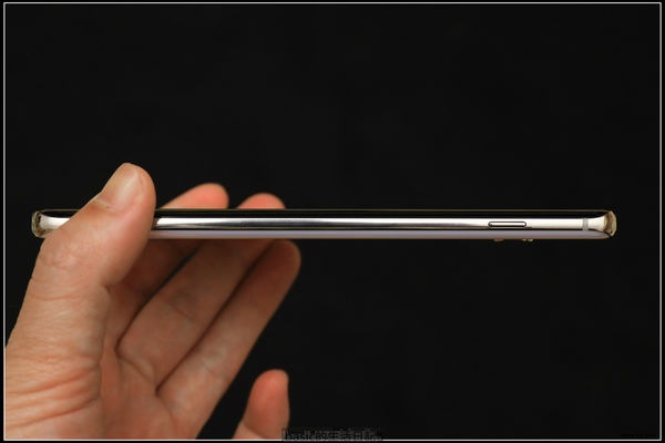 Samsung Galaxy S10+ 手機的四邊 Samsung Galaxy S10+ 手機的四邊
