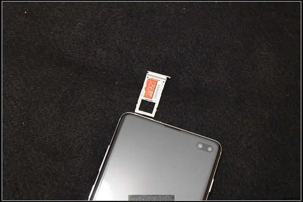 這次的卡槽還是3選2的 , 因為我沒有雙卡需求 , 所以插上一張256GB的卡 這次的卡槽還是3選2的 , 因為我沒有雙卡需求 , 所以插上一張256GB的卡