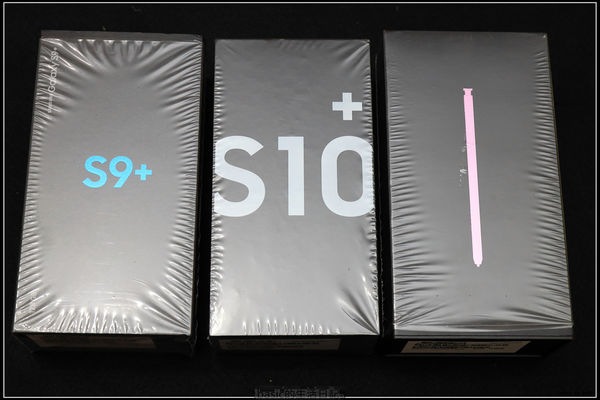 S10+與去年兩位兄長的盒裝 , 可以明顯看出設計風格的不同.. S10+與去年兩位兄長的盒裝 , 可以明顯看出設計風格的不同..