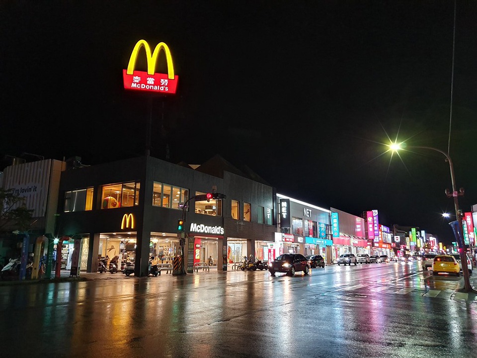 這組街景也是純自動拍攝..路燈出現星芒 , 真的有畫龍點睛之效 這組街景也是純自動拍攝..路燈出現星芒 , 真的有畫龍點睛之效