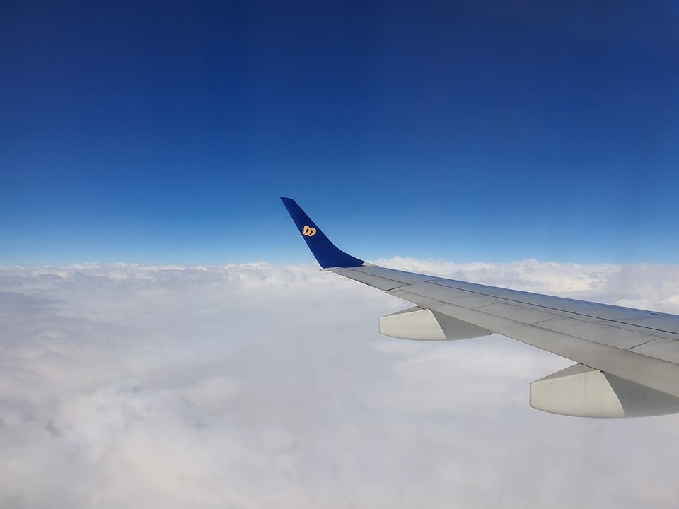 隔著窗戶拍機翼 , 萬呎高空寧靜.. 隔著窗戶拍機翼 , 萬呎高空寧靜..