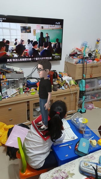 可以把虛擬人偶隨意放在環境中 , 也可以放大縮小 可以把虛擬人偶隨意放在環境中 , 也可以放大縮小