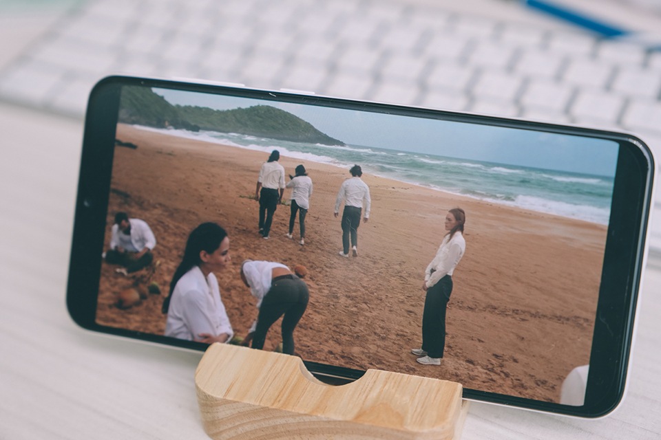 看影片(畫面使用 Netflix 播放)時同樣不會被前置鏡頭遮擋。 看影片(畫面使用 Netflix 播放)時同樣不會被前置鏡頭遮擋。
