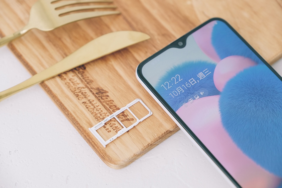 支援 4G + 4G 雙卡雙待,並且可以同時放置 MicroSD 記憶卡擴充儲存容量。 支援 4G + 4G 雙卡雙待,並且可以同時放置 MicroSD 記憶卡擴充儲存容量。