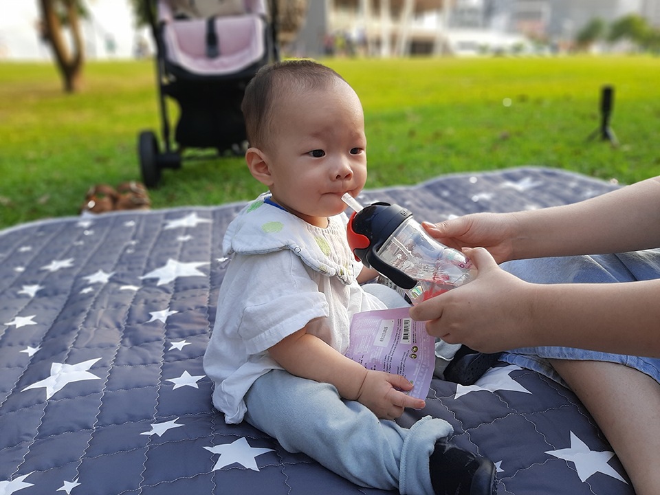 連喝水也要一直動來動去的我兒,也能拍下清晰的一刻 連喝水也要一直動來動去的我兒,也能拍下清晰的一刻