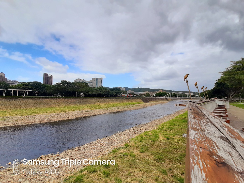 逆光的 HDR 表現也蠻自然的,邊緣不會有調校過度的光暈感。 逆光的 HDR 表現也蠻自然的,邊緣不會有調校過度的光暈感。