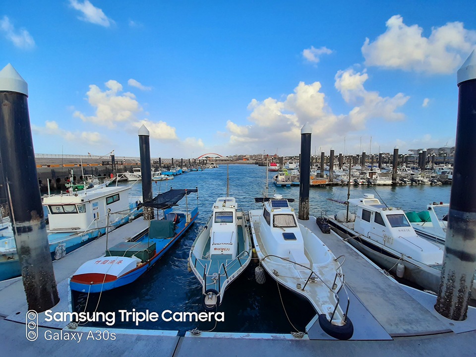 逆光的 HDR 表現也蠻自然的,邊緣不會有調校過度的光暈感。 逆光的 HDR 表現也蠻自然的,邊緣不會有調校過度的光暈感。