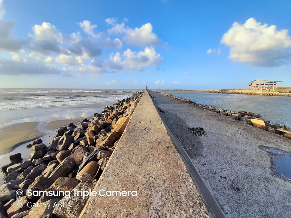 逆光的 HDR 表現也蠻自然的,邊緣不會有調校過度的光暈感。 逆光的 HDR 表現也蠻自然的,邊緣不會有調校過度的光暈感。