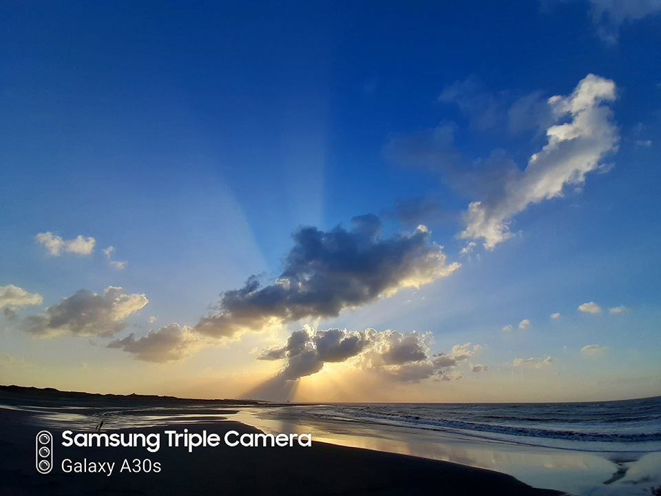 逆光的 HDR 表現也蠻自然的,邊緣不會有調校過度的光暈感。 逆光的 HDR 表現也蠻自然的,邊緣不會有調校過度的光暈感。