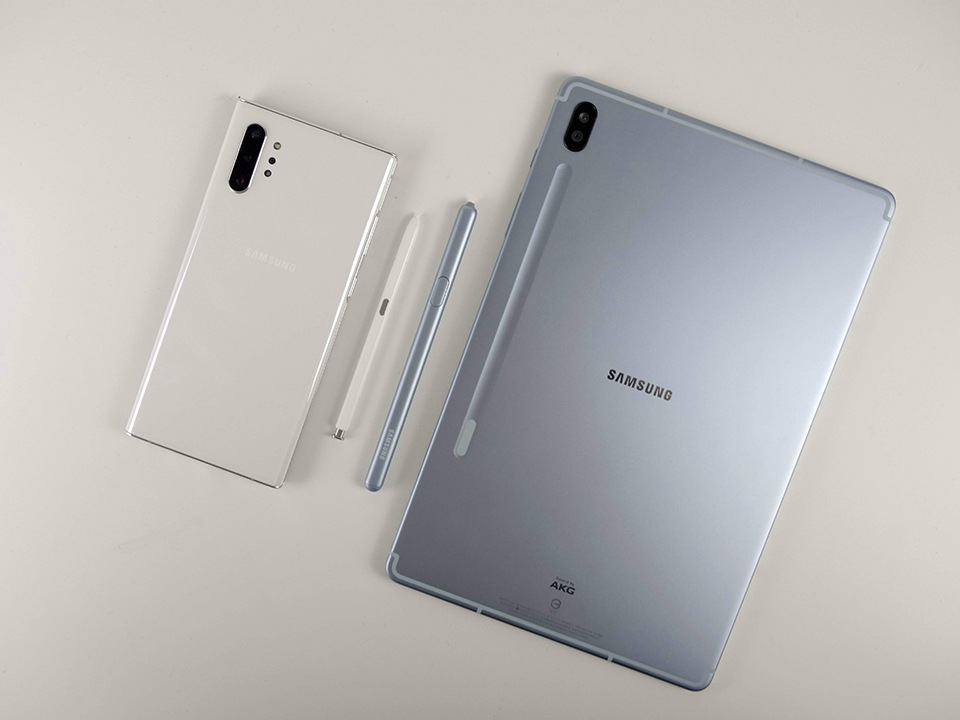 這次收到的 Galaxy Tab S6 是柔霧金屬機身的「冰川藍」,磁吸式 S Pen 也採用霧面質感、相同色系的藍色。拿來跟 Galaxy Note10+ 比較,10.5 吋螢幕大了許多,S Pen 長度變長,握感也更加稱手、更好操作施力。 這次收到的 Galaxy Tab S6 是柔霧金屬機身的「冰川藍」,磁吸式 S Pen 也採用霧面質感、相同色系的藍色。拿來跟 Galaxy Note10+ 比較,10.5 吋螢幕大了許多,S Pen 長度變長,握感也更加稱手、更好操作施力。