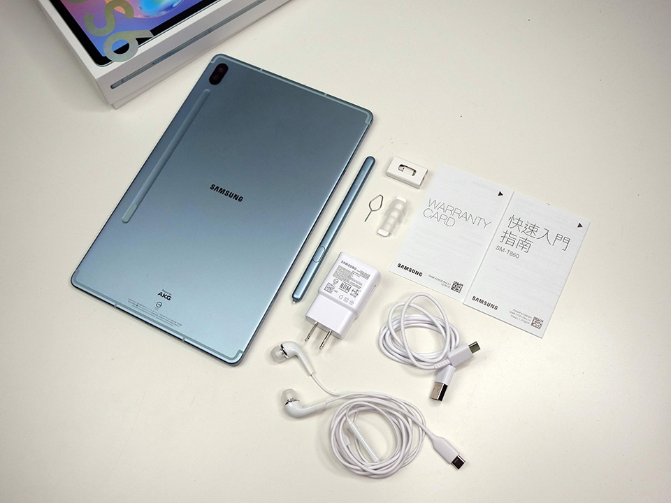 先來簡單看一下外盒包裝以及內容物吧,附有 10W 的充電頭、USB-A to Type-C 充電線、Type-C 連接埠的耳機、MicroSD 卡槽的退卡針以及 S Pen 替換筆頭與工具組合。 先來簡單看一下外盒包裝以及內容物吧,附有 10W 的充電頭、USB-A to Type-C 充電線、Type-C 連接埠的耳機、MicroSD 卡槽的退卡針以及 S Pen 替換筆頭與工具組合。