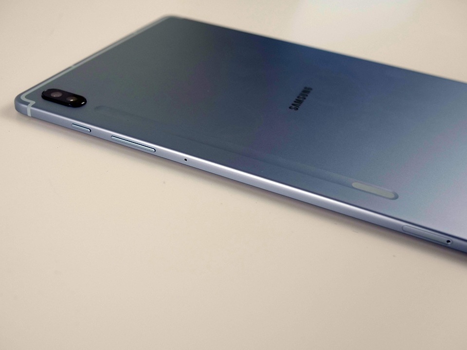 右側有 MicroSD 卡擴充槽、音量鍵及側鍵,和 Galaxy Note10 系列相同,側鍵預設點一下為休眠,長壓為喚醒 Bixby;想關機的話就要下拉「通知列」,點選「關機」圖示就會出現「電源關閉功能表」了。至於如何更改側鍵為電源鍵或其他快捷鍵呢?就參考我們介紹 Galaxy Note10 的技巧影片吧。 右側有 MicroSD 卡擴充槽、音量鍵及側鍵,和 Galaxy Note10 系列相同,側鍵預設點一下為休眠,長壓為喚醒 Bixby;想關機的話就要下拉「通知列」,點選「關機」圖示就會出現「電源關閉功能表」了。至於如何更改側鍵為電源鍵或其他快捷鍵呢?就參考我們介紹 Galaxy Note10 的技巧影片吧。