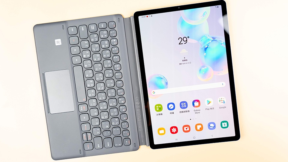 Galaxy Tab S6 採用的是高通驍龍 855 的處理晶片,容量為 6GB + 128 GB,最高可以擴充至 1 TB 的儲存空間。 Galaxy Tab S6 採用的是高通驍龍 855 的處理晶片,容量為 6GB + 128 GB,最高可以擴充至 1 TB 的儲存空間。
