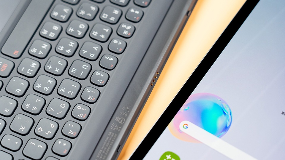 另外一個提升生產力的最佳應用程式,就非 Samsung DeX 莫屬了。可以搭配「書本式鍵盤皮套」,擁有輕巧、好攜帶的特性,一秒開啟就可以把平板變成筆電。 另外一個提升生產力的最佳應用程式,就非 Samsung DeX 莫屬了。可以搭配「書本式鍵盤皮套」,擁有輕巧、好攜帶的特性,一秒開啟就可以把平板變成筆電。