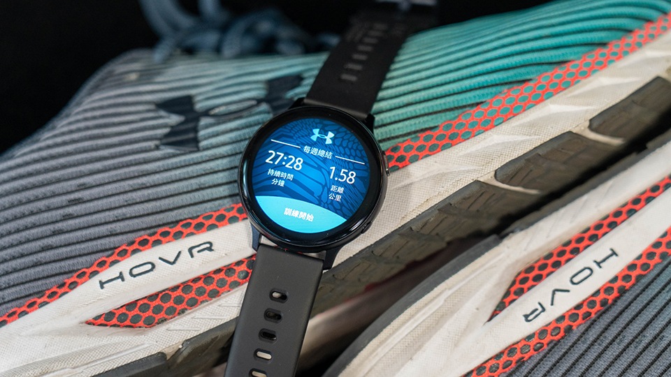 這雙鞋可以跟手機連線,也可以單獨跟 Galaxy Watch Active2 連線。可以藉此記錄跑步數據,運動的時候可以不用帶手機,直接就開跑。 這雙鞋可以跟手機連線,也可以單獨跟 Galaxy Watch Active2 連線。可以藉此記錄跑步數據,運動的時候可以不用帶手機,直接就開跑。