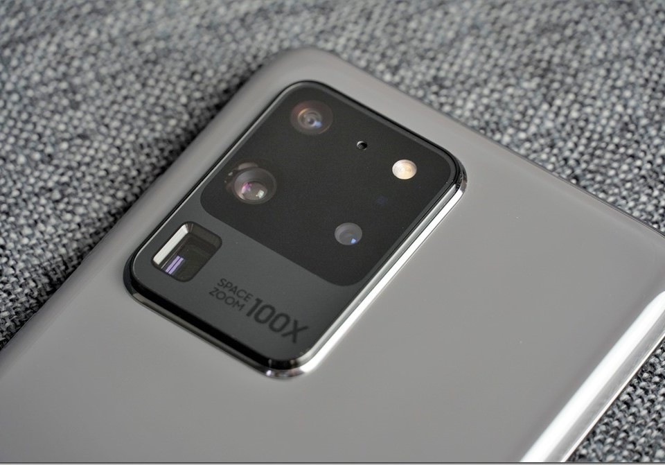 Galaxy S20 Ultra 具有四鏡頭,包含 12MP F2.2(120˚) 超廣角鏡頭、108MP F1.8(79˚) 相位對焦光學防手震超高解析鏡頭、48MP F3.5(24˚) 相位對焦光學防手震遠距鏡頭,除可提供 0.5 倍超廣角,還能提供 10 倍光學混和變焦、100 倍超高倍變焦,另外還有景深相機可拍攝更立體的人像與景深特效照片、影片。 Galaxy S20 Ultra 具有四鏡頭,包含 12MP F2.2(120˚) 超廣角鏡頭、108MP F1.8(79˚) 相位對焦光學防手震超高解析鏡頭、48MP F3.5(24˚) 相位對焦光學防手震遠距鏡頭,除可提供 0.5 倍超廣角,還能提供 10 倍光學混和變焦、100 倍超高倍變焦,另外還有景深相機可拍攝更立體的人像與景深特效照片、影片。