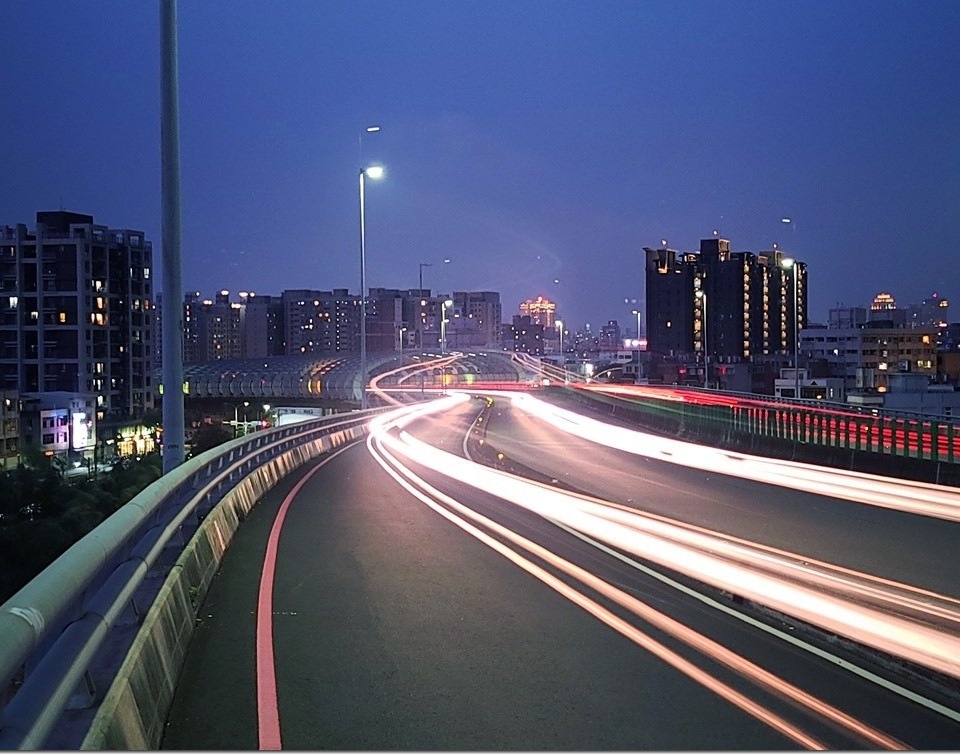 也可以在城市中、天橋上拍出好看的車軌 也可以在城市中、天橋上拍出好看的車軌