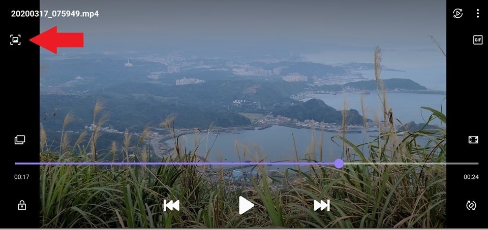 拍攝影片後,你可以從影片中找到美麗的片段暫停後,利用左上角的快速擷取功能,拍下 3300 萬畫素的照片,這與螢幕截圖不同,螢幕截圖只能擷取與畫面解析度一樣的畫面,用快速擷取可儲存更高畫質的照片。 拍攝影片後,你可以從影片中找到美麗的片段暫停後,利用左上角的快速擷取功能,拍下 3300 萬畫素的照片,這與螢幕截圖不同,螢幕截圖只能擷取與畫面解析度一樣的畫面,用快速擷取可儲存更高畫質的照片。