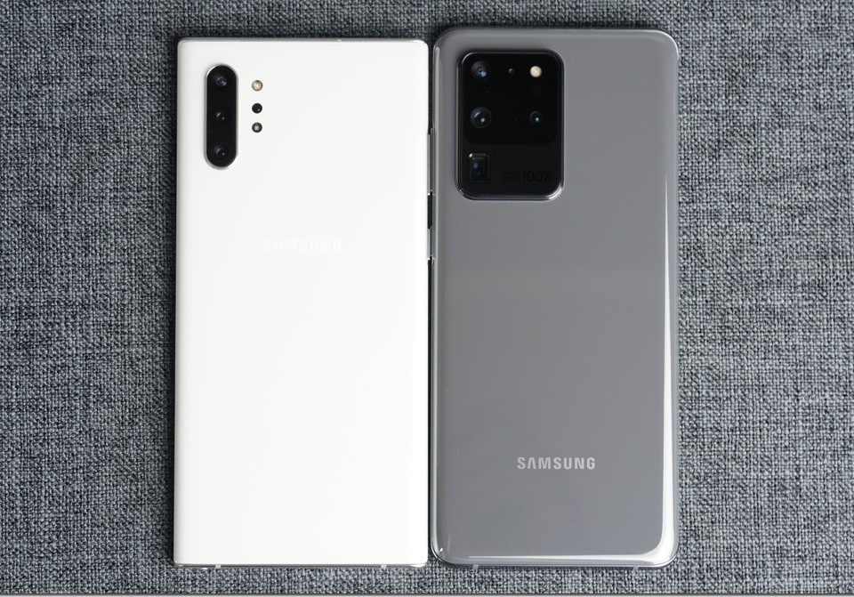 Galaxy S20 Ultra 5G 擁有 6.9 吋超大螢幕,乍看下好像非常巨大,但事實上並非如此,它的外觀尺寸為 76.0mm x 166.9mm,比起 Note10+ 77.2mm 寬度還要來的窄,比 Note10+ 162.3mm 長度多一些,視覺上兩款大小其實並沒有太多差異。 Galaxy S20 Ultra 5G 擁有 6.9 吋超大螢幕,乍看下好像非常巨大,但事實上並非如此,它的外觀尺寸為 76.0mm x 166.9mm,比起 Note10+ 77.2mm 寬度還要來的窄,比 Note10+ 162.3mm 長度多一些,視覺上兩款大小其實並沒有太多差異。