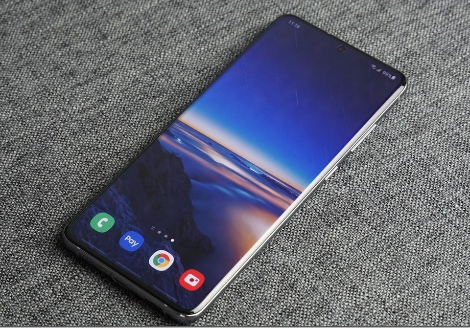 Galaxy S20 Ultra 5G 使用 3200X1440 Dynamic AMOLED 2X、HDR10+ 認證 O 極限全螢幕,並具有 120Hz 畫面更新頻率,無論在欣賞影片或是進行遊戲都可以更順暢,也讓畫面更清晰。對了,螢幕預設更新率為 60Hz,可在設定中更改為 120Hz。 Galaxy S20 Ultra 5G 使用 3200X1440 Dynamic AMOLED 2X、HDR10+ 認證 O 極限全螢幕,並具有 120Hz 畫面更新頻率,無論在欣賞影片或是進行遊戲都可以更順暢,也讓畫面更清晰。對了,螢幕預設更新率為 60Hz,可在設定中更改為 120Hz。
