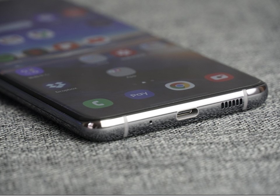 機身下緣為 USB Type-C 資料與電源傳輸孔,另外還有喇叭孔與收音孔。喇叭部分除了在機身下緣外,在螢幕上方還利用螢幕下發聲技術來提供好聲音,搭配 Dolby Atmos 技術環繞音效技術,與更優異的螢幕表現,讓 S20 Ultra 5G 化身成為家庭劇院。 機身下緣為 USB Type-C 資料與電源傳輸孔,另外還有喇叭孔與收音孔。喇叭部分除了在機身下緣外,在螢幕上方還利用螢幕下發聲技術來提供好聲音,搭配 Dolby Atmos 技術環繞音效技術,與更優異的螢幕表現,讓 S20 Ultra 5G 化身成為家庭劇院。