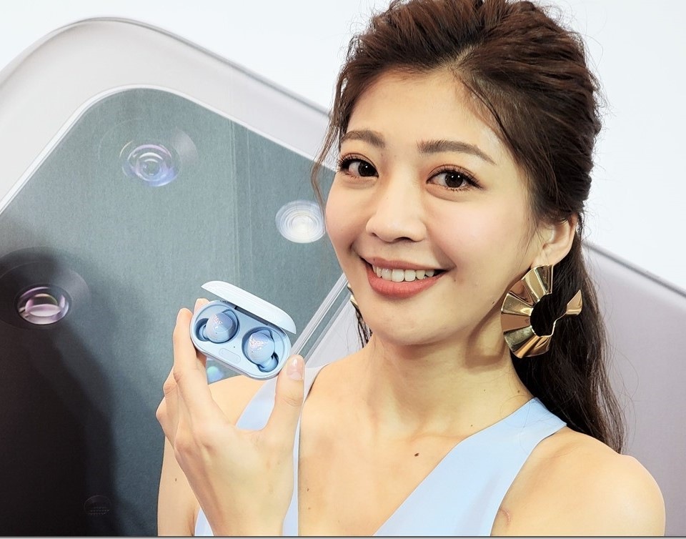 Galaxy Buds+ 耳機充飽電可連續 11 小時播放,搭配充電盒可提供 22 小時的續航力,能維持用戶一天以上的使用。另外耳機只要充電 3 分鐘,就能連續播音樂 1 小時 Galaxy Buds+ 耳機充飽電可連續 11 小時播放,搭配充電盒可提供 22 小時的續航力,能維持用戶一天以上的使用。另外耳機只要充電 3 分鐘,就能連續播音樂 1 小時