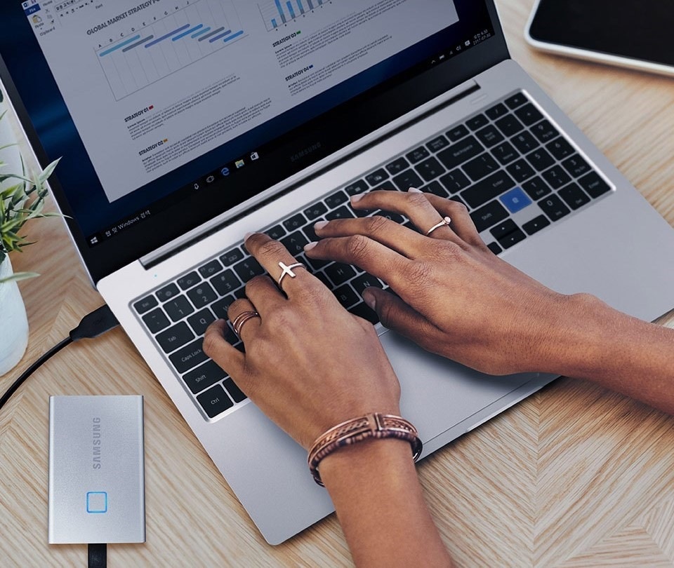 Samsung Portable SSD T7 Touch 共有「經典黑」、「時尚銀」兩種顏色,推出 512GB / 1TB / 2TB 三種容量 Samsung Portable SSD T7 Touch 共有「經典黑」、「時尚銀」兩種顏色,推出 512GB / 1TB / 2TB 三種容量
