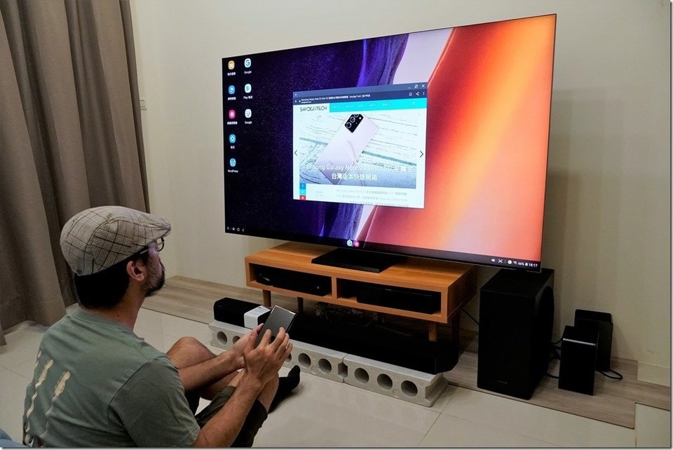 回味完今天的美照後當然還是要工作一下,用 Samsung DeX 無線多工應用功能可以輕鬆窩在客廳,用著大電視來閱讀文章,也可以用手機當成鍵盤與觸控板來寫文章,真的很方便。 回味完今天的美照後當然還是要工作一下,用 Samsung DeX 無線多工應用功能可以輕鬆窩在客廳,用著大電視來閱讀文章,也可以用手機當成鍵盤與觸控板來寫文章,真的很方便。