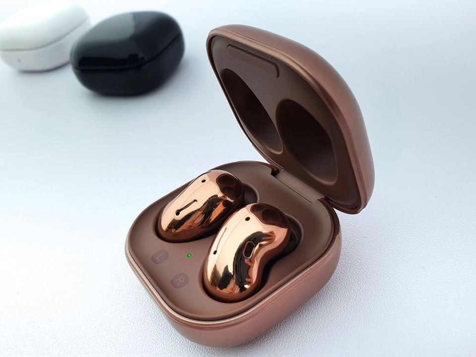 Galaxy Buds Live 是三星首款 ANC 主動式降噪耳機,有 AKG 調校 12mm 大驅動單體、三麥克風設計能夠讓使用者感受到更完整的音質與通話體驗,他還新增低音管設計,音效能夠更加震撼人心。 Galaxy Buds Live 是三星首款 ANC 主動式降噪耳機,有 AKG 調校 12mm 大驅動單體、三麥克風設計能夠讓使用者感受到更完整的音質與通話體驗,他還新增低音管設計,音效能夠更加震撼人心。