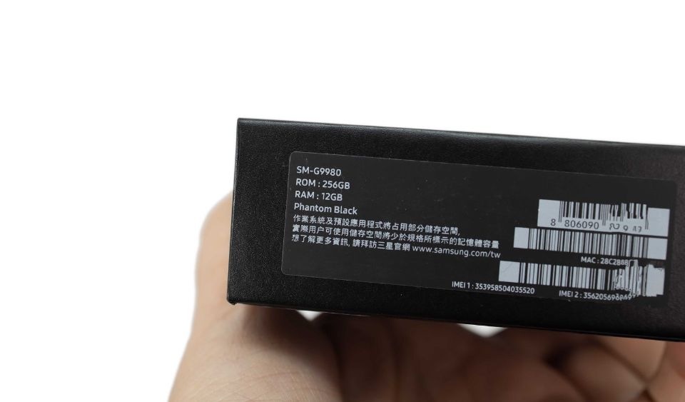阿輝開箱的版本為 12GB + 256GB 版本,另外還有更高規格的 16GB + 512GB 版本 阿輝開箱的版本為 12GB + 256GB 版本,另外還有更高規格的 16GB + 512GB 版本