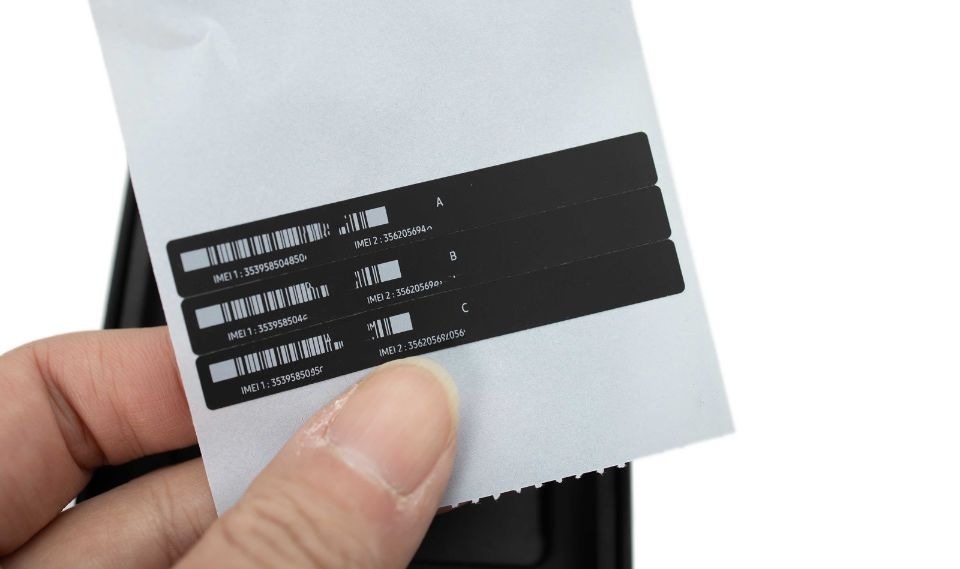 除了機背貼紙上有 IMEI 資料之外也一樣盒中有 IMEI 貼紙,IMEI 貼紙建議大家可以收好,像是不慎手機失竊或是遺失時,IMEI 資料可以作為報案與後續追蹤使用的可能 除了機背貼紙上有 IMEI 資料之外也一樣盒中有 IMEI 貼紙,IMEI 貼紙建議大家可以收好,像是不慎手機失竊或是遺失時,IMEI 資料可以作為報案與後續追蹤使用的可能