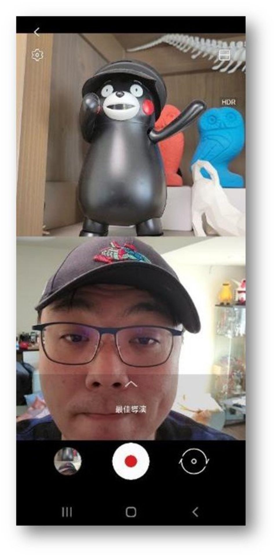 錄影上,也提供了新的最佳導演模式,簡單來說就是可以同時開啟全部的鏡頭,在錄影時隨時切換想要用鏡頭,可以選擇前鏡頭 + 任一組鏡頭的雙鏡頭同時錄製,並且可以使用子母視窗或是分割畫面顯示。 錄影上,也提供了新的最佳導演模式,簡單來說就是可以同時開啟全部的鏡頭,在錄影時隨時切換想要用鏡頭,可以選擇前鏡頭 + 任一組鏡頭的雙鏡頭同時錄製,並且可以使用子母視窗或是分割畫面顯示。