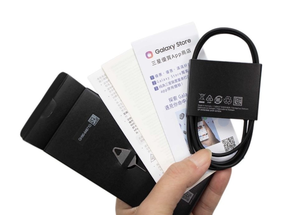 盒中有USB C to USB C 充電傳輸線材、簡易說明卡之類的文件 盒中有USB C to USB C 充電傳輸線材、簡易說明卡之類的文件