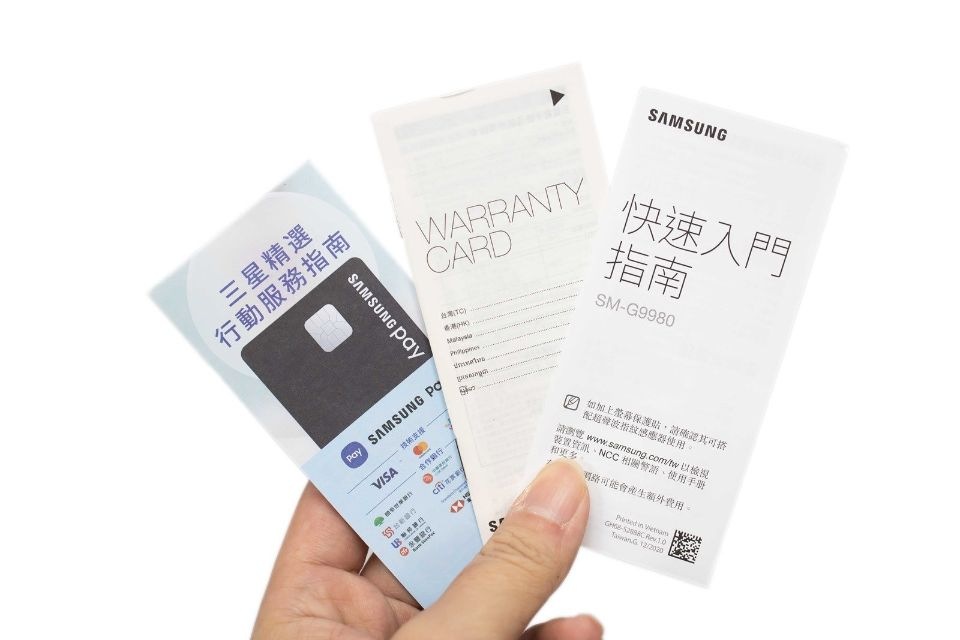 盒中有USB C to USB C 充電傳輸線材、簡易說明卡之類的文件 盒中有USB C to USB C 充電傳輸線材、簡易說明卡之類的文件