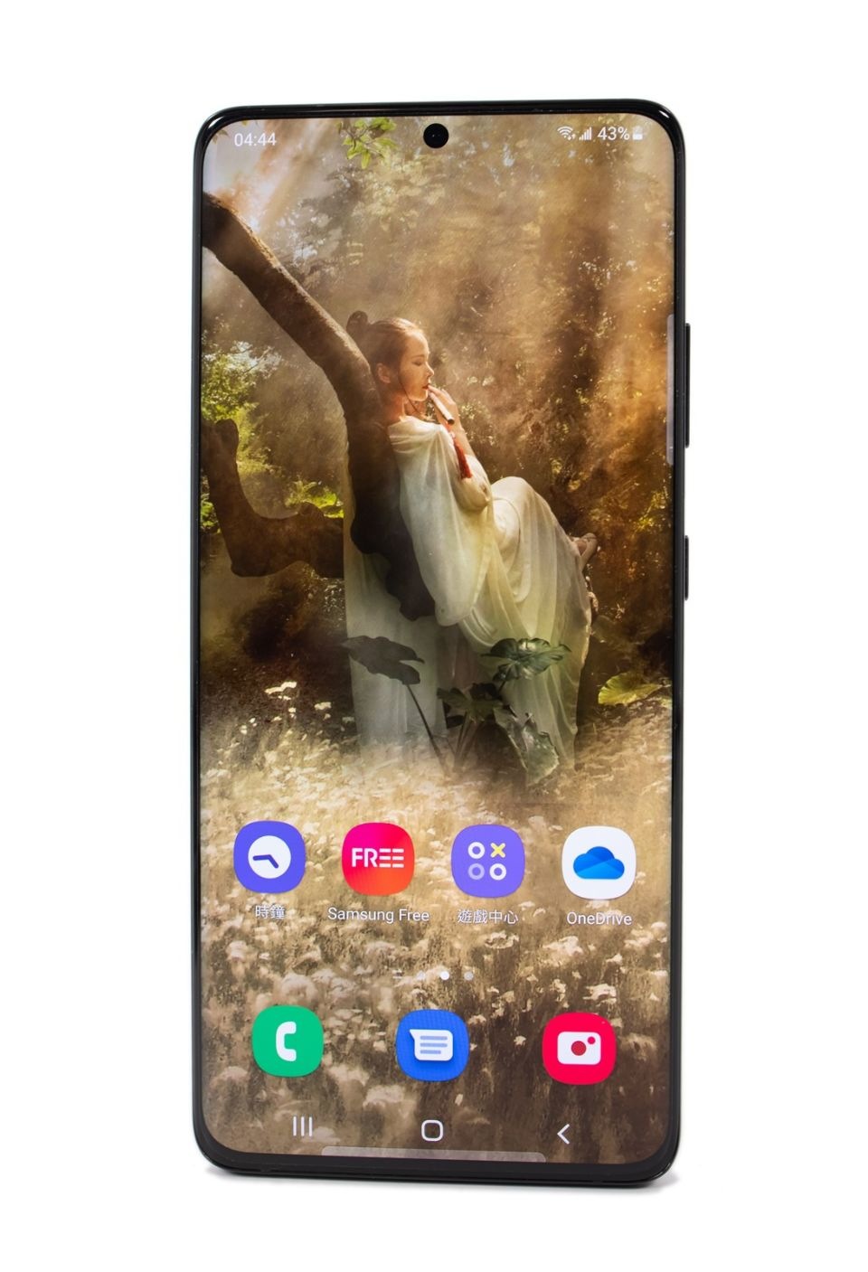 拿出我們今天的主角Samsung Galaxy S21 Ultra 5G,當家頂級旗艦機當然也是採用三星最強的Dynamic AMOLED 2X 螢幕技術,亮度最高1500nits亮度並通過 HDR 10+顯示認證 拿出我們今天的主角Samsung Galaxy S21 Ultra 5G,當家頂級旗艦機當然也是採用三星最強的Dynamic AMOLED 2X 螢幕技術,亮度最高1500nits亮度並通過 HDR 10+顯示認證