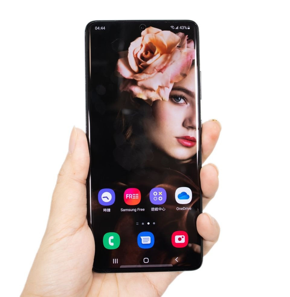 再來,是最強旗艦手機螢幕!Galaxy S21 Ultra 5G採用6.8吋Infinity-O 無邊際曲面螢幕,解析度3,200 x 1,440pixels 解析度,表面覆蓋康寧最新Gorilla Glass Victus強化玻璃。 再來,是最強旗艦手機螢幕!Galaxy S21 Ultra 5G採用6.8吋Infinity-O 無邊際曲面螢幕,解析度3,200 x 1,440pixels 解析度,表面覆蓋康寧最新Gorilla Glass Victus強化玻璃。