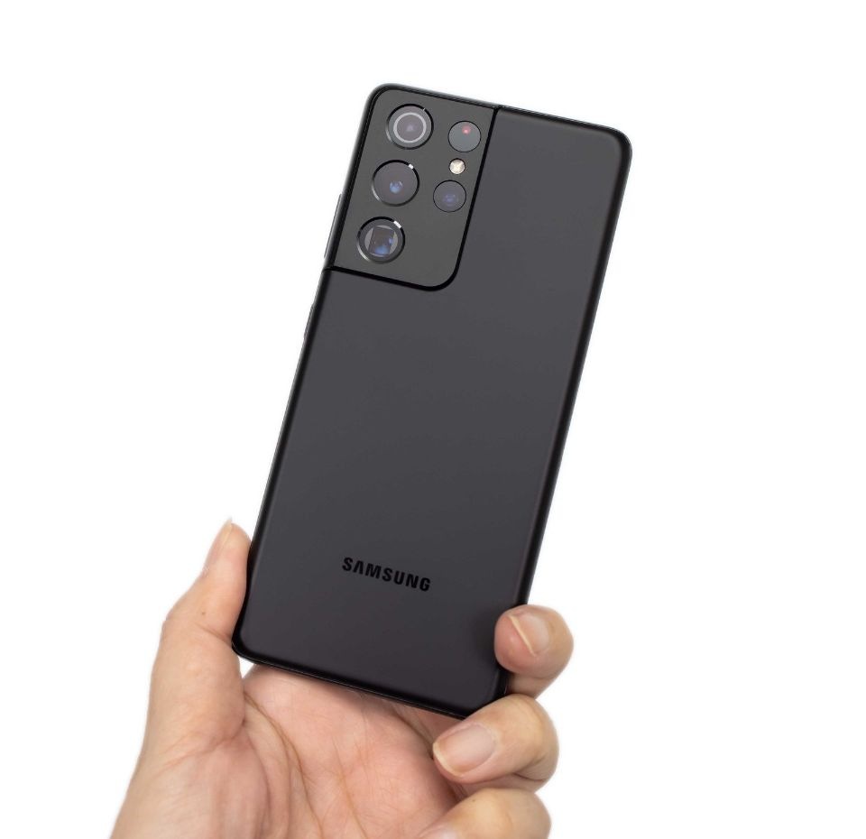 Galaxy S21 Ultra 5G螢幕與機背雙面都是康寧最新最強的 Victus 大猩猩玻璃,官方數據比起前一代 Gorilla Glass 6 有兩倍的抗刮能力提升,這一代黑色機型表面採用霧面處理工藝非常高明,摸起來有金屬的質感但是沒有冷冰冰的感覺,同時也不容易造成指紋的沾染情況。 Galaxy S21 Ultra 5G螢幕與機背雙面都是康寧最新最強的 Victus 大猩猩玻璃,官方數據比起前一代 Gorilla Glass 6 有兩倍的抗刮能力提升,這一代黑色機型表面採用霧面處理工藝非常高明,摸起來有金屬的質感但是沒有冷冰冰的感覺,同時也不容易造成指紋的沾染情況。