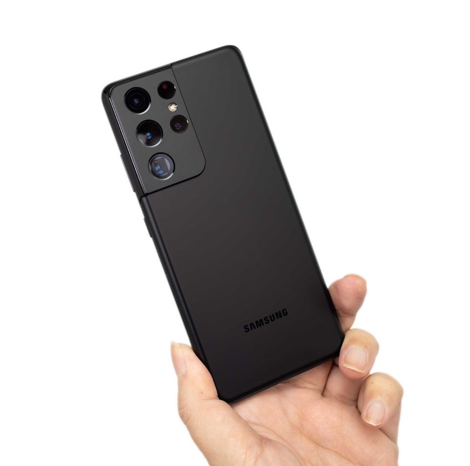 Galaxy S21 Ultra 5G螢幕與機背雙面都是康寧最新最強的 Victus 大猩猩玻璃,官方數據比起前一代 Gorilla Glass 6 有兩倍的抗刮能力提升,這一代黑色機型表面採用霧面處理工藝非常高明,摸起來有金屬的質感但是沒有冷冰冰的感覺,同時也不容易造成指紋的沾染情況。 Galaxy S21 Ultra 5G螢幕與機背雙面都是康寧最新最強的 Victus 大猩猩玻璃,官方數據比起前一代 Gorilla Glass 6 有兩倍的抗刮能力提升,這一代黑色機型表面採用霧面處理工藝非常高明,摸起來有金屬的質感但是沒有冷冰冰的感覺,同時也不容易造成指紋的沾染情況。