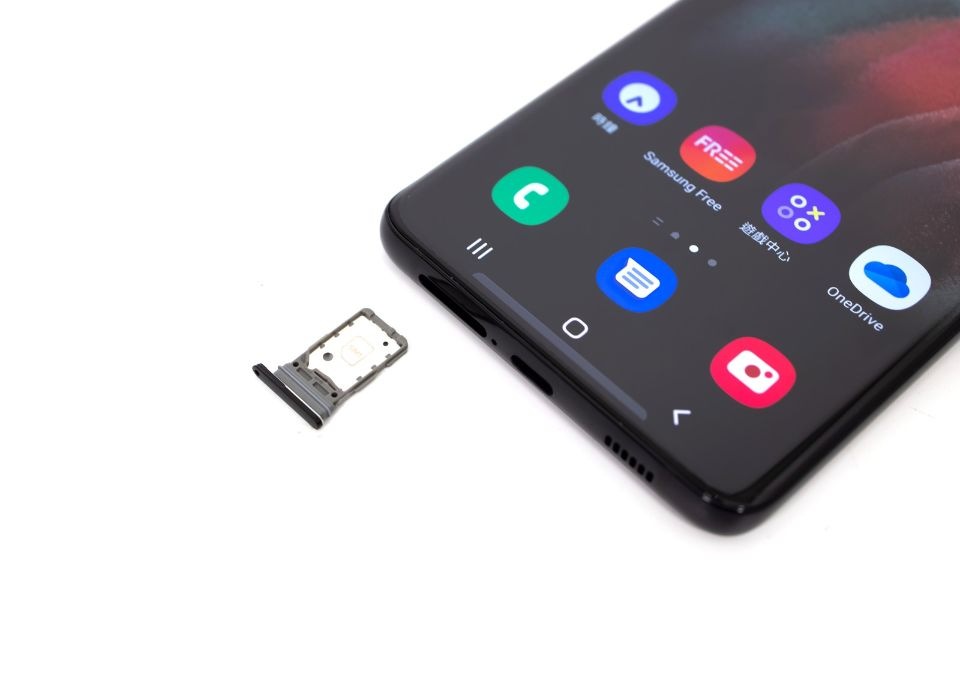 位於機器底部的 SIM卡插槽,Galaxy S21 Ultra 5G為雙面雙nano-SIM插槽,網路部份4G支援台灣全頻段, 5G支援台灣全頻段,及支援 5G + 4G 雙卡雙待、5G NSA 非獨立組網、EN-DC 技術。 位於機器底部的 SIM卡插槽,Galaxy S21 Ultra 5G為雙面雙nano-SIM插槽,網路部份4G支援台灣全頻段, 5G支援台灣全頻段,及支援 5G + 4G 雙卡雙待、5G NSA 非獨立組網、EN-DC 技術。