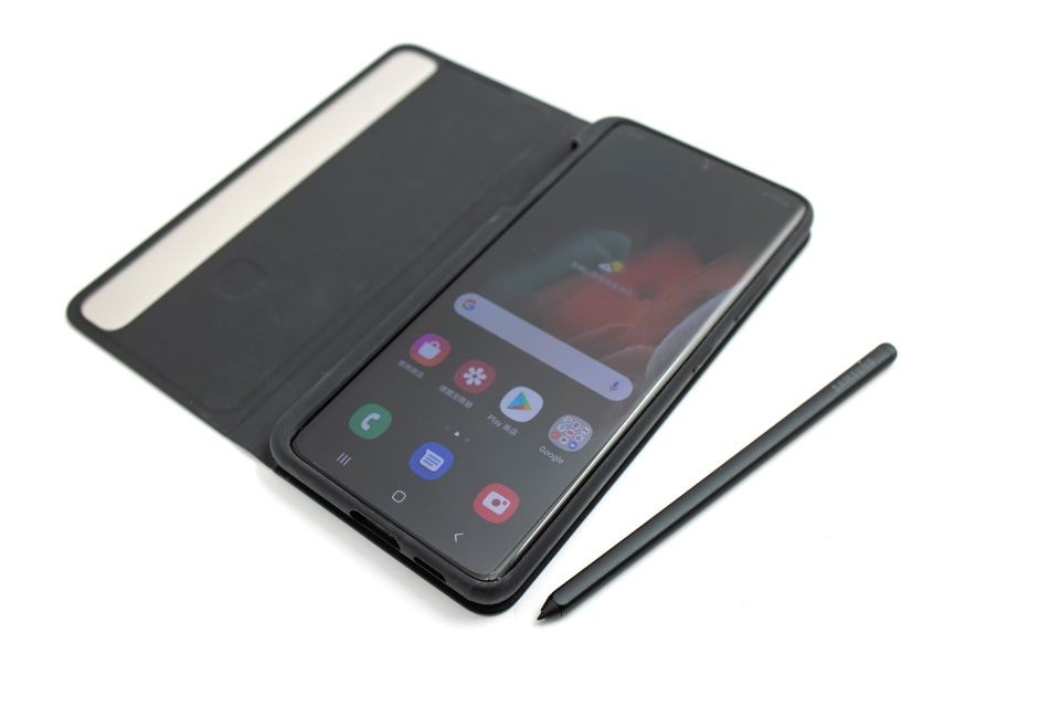 三星也有針對 Galaxy S21 Ultra 5G推出可以收納 S Pen 的保護殼套產品,阿輝今天也借到原廠 S Pen 翻蓋保護套實際拍攝和大家分享 三星也有針對 Galaxy S21 Ultra 5G推出可以收納 S Pen 的保護殼套產品,阿輝今天也借到原廠 S Pen 翻蓋保護套實際拍攝和大家分享
