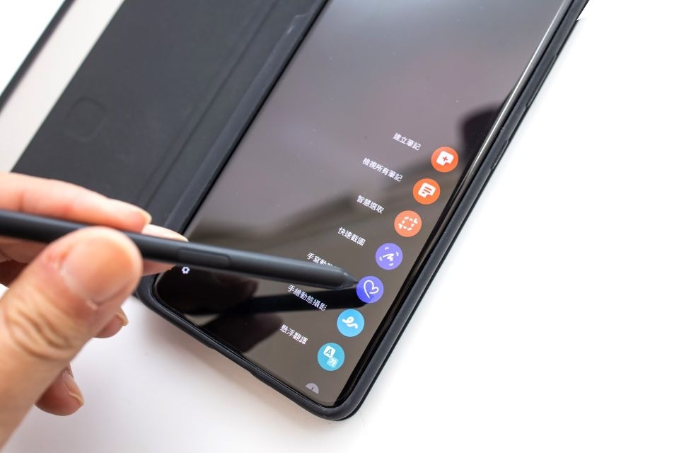 而Galaxy S21 Ultra 5G也同時支援 120Hz 高刷新率的螢幕與更高的觸控採樣率,搭配 4096 階壓力感應的S Pen 在Galaxy S21 Ultra 5G上書寫感一樣是最即時跟手的表現!筆的部分一樣採用電磁原理,簡單來說就是同規格於 Note 8 的 S Pen 而Galaxy S21 Ultra 5G也同時支援 120Hz 高刷新率的螢幕與更高的觸控採樣率,搭配 4096 階壓力感應的S Pen 在Galaxy S21 Ultra 5G上書寫感一樣是最即時跟手的表現!筆的部分一樣採用電磁原理,簡單來說就是同規格於 Note 8 的 S Pen