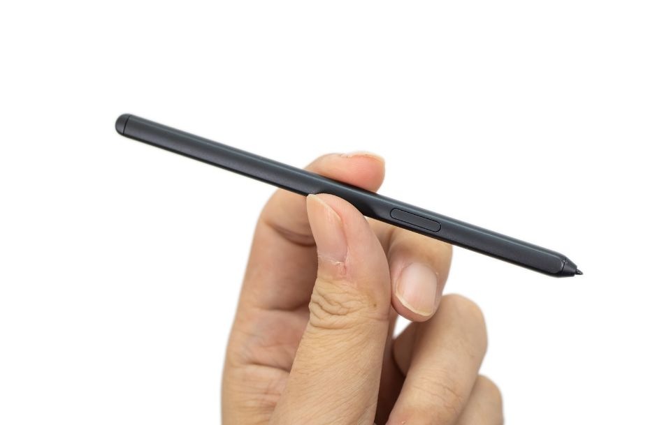 不過稍有不同的是Galaxy S21 Ultra 5G 的 S Pen 並不是內置在手機的設計,大概也因為是外置的設計,因此給Galaxy S21 Ultra 5G搭配的 S Pen 比起過往 Note 內建的筆稍微大了一點,甚至握感都要比 Note S Pen 要好上一些 不過稍有不同的是Galaxy S21 Ultra 5G 的 S Pen 並不是內置在手機的設計,大概也因為是外置的設計,因此給Galaxy S21 Ultra 5G搭配的 S Pen 比起過往 Note 內建的筆稍微大了一點,甚至握感都要比 Note S Pen 要好上一些