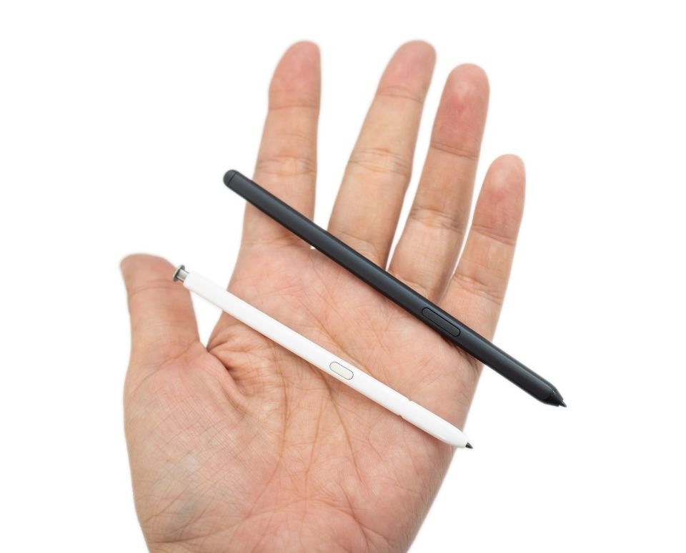 與 Note 20 Ultra 的 S Pen 相比一下大小 與 Note 20 Ultra 的 S Pen 相比一下大小