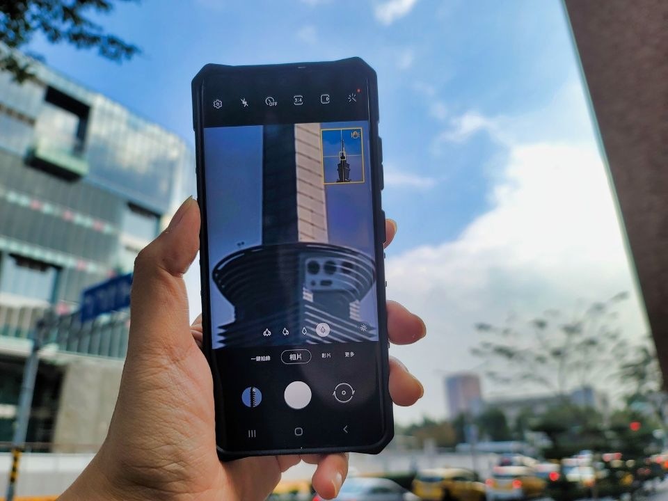 Galaxy S21 Ultra 5G在 20x 以上變焦時還會以AI技術偵測拍攝主體,原理類似電子防手震的裁切技術,但是透過AI防手震變焦可以讓20x以上長變焦更佳容易捕捉到想要的畫面,超級實用! Galaxy S21 Ultra 5G在 20x 以上變焦時還會以AI技術偵測拍攝主體,原理類似電子防手震的裁切技術,但是透過AI防手震變焦可以讓20x以上長變焦更佳容易捕捉到想要的畫面,超級實用!