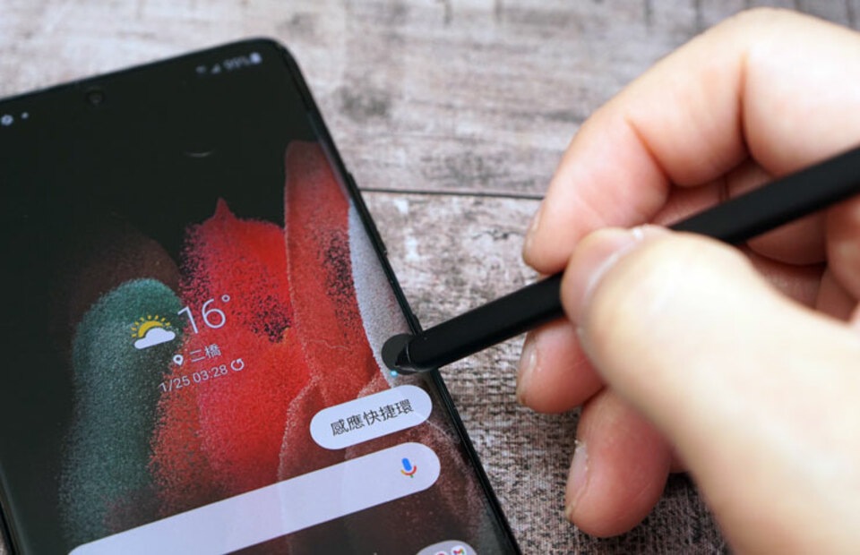 圖:S Pen 靠近手機螢幕時,就會自動浮出感應快捷環的按鈕。 圖:S Pen 靠近手機螢幕時,就會自動浮出感應快捷環的按鈕。
