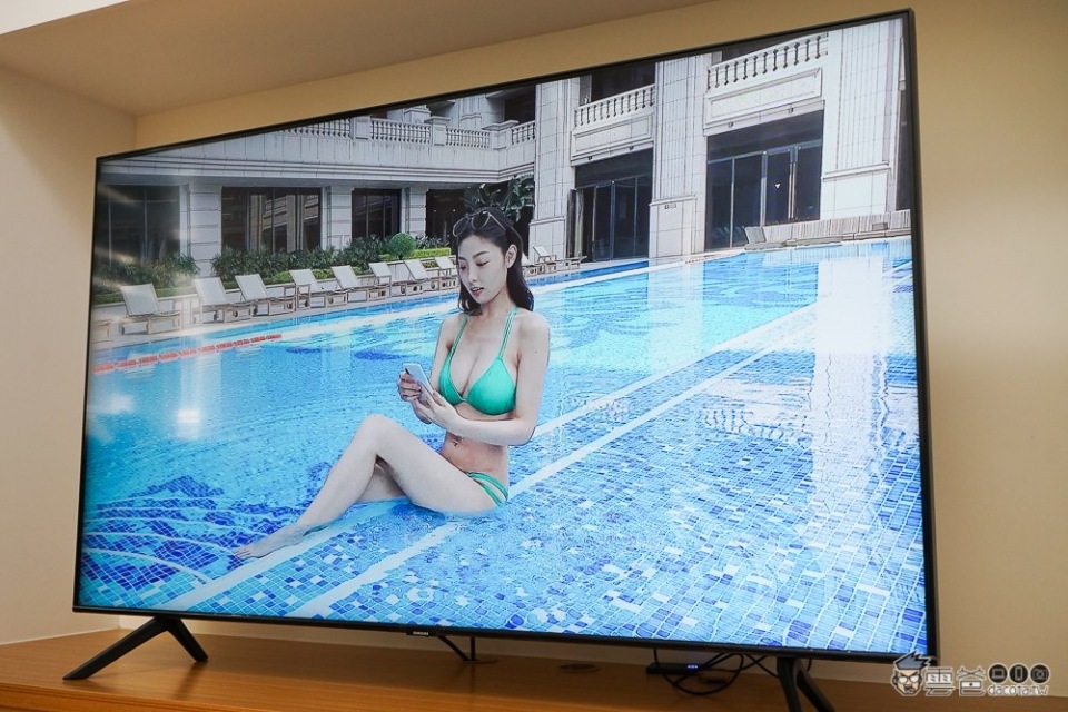 Q60T 之所以能有著讓我驚豔、飽和、亮麗的色彩,其 QLED 金屬量子點薄膜可謂功不可沒。 Q60T 之所以能有著讓我驚豔、飽和、亮麗的色彩,其 QLED 金屬量子點薄膜可謂功不可沒。